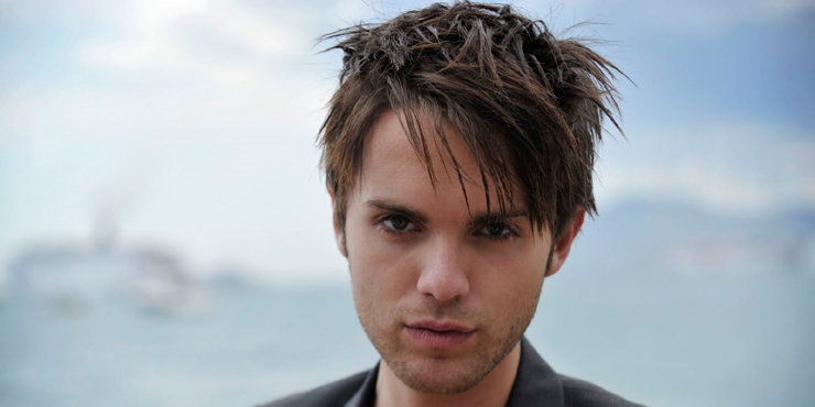 Actor/Singer Thomas Dekker, who is constantly plagued with gay rumors, dating again!! Rumors of mystery girlfriend