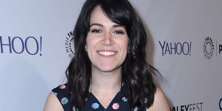 Is Comedian Abbi Jacobson dating anyone?? Find out if she has a boyfriend!!