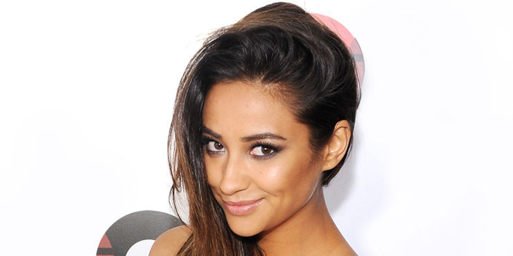 Shay Mitchell teaches moms to do social media