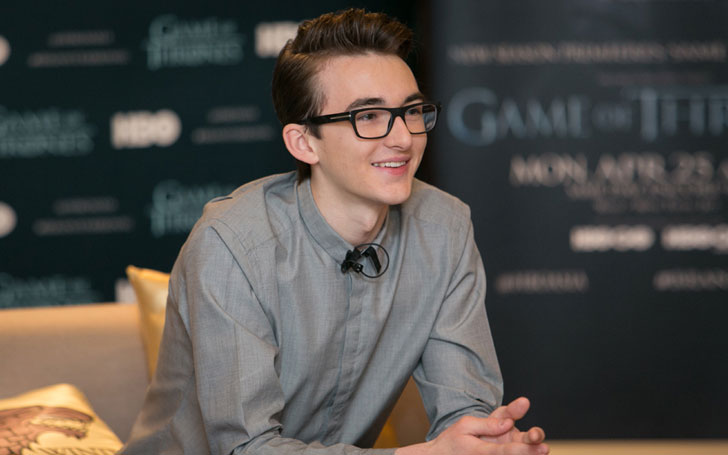  Isaac Hempstead Wright watches his TV show with his parents. 